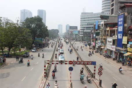 Các phương tiện đã di chuyển thoải mái hơn trên phố khi thoát khỏi chiếc áo mưa.