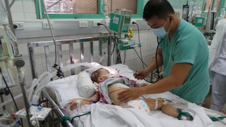 Bé Phi Long đang được điều trị tích cực tại bệnh viện Nhi Đồng 2