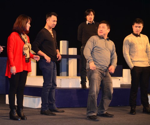 Chí Trung cùng các diễn viên Nhà hát Tuổi trẻ đang tập vở Táo hóng đón xuân (Ảnh: T.Lê)