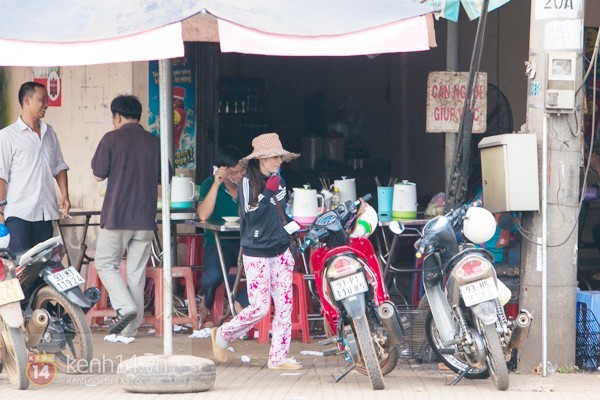 Thủy Tiên, Công Vinh, tuổi thơ, cơ cực, chị giasii, bán vé số