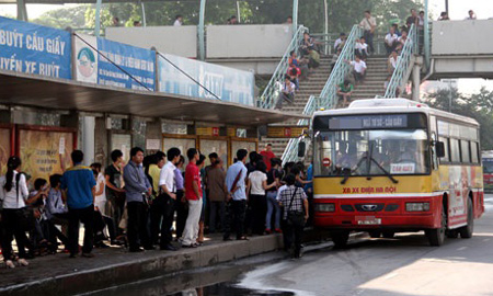 Anh hùng, mỹ nhân, xe bus, gây sốt