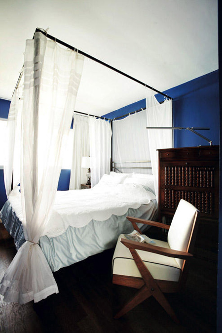 Căn phòng lấy cảm hứng từ biển với hai tông màu xanh - trắng giống như trong một khách sạn bên bãi biển. Không gian nơi này lãng mạn sẽ giúp bạn có được những giấc ngủ ngon.