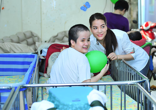 Ngay sau đó, Trương Ngọc Ánh vào tận các phòng đang có nhiều em không thể đi lại, sinh hoạt bình thường để chăm sóc, thăm hỏi và trao nhiều phần quà có giá trị.