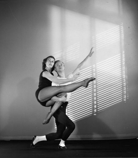 Bà
Eileen (trái) khi còn là một nữ vũ công trẻ trung trên sân khấu.