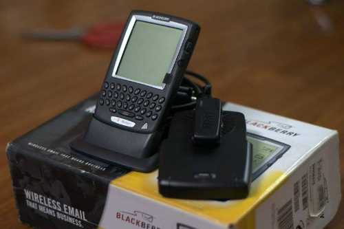Một bộ BlackBerry đời cũ mới tinh và đầy đủ phụ kiện như thế này là mục tiêu săn đón của không ít người sành chơi. Ảnh: nhattao.