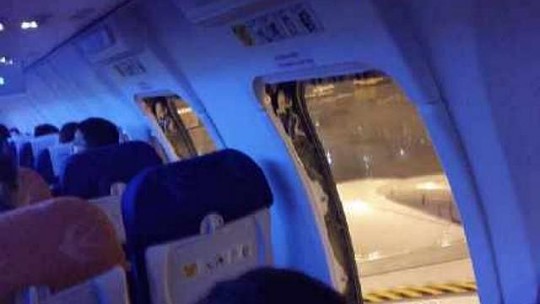 Một số hành khách đã mở 3 cửa thoát hiểm. Ảnh: Weibo