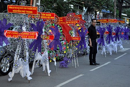 Dong nguoi tien dua linh cuu GS Tran Van Khe ve noi an nghi cuoi cung