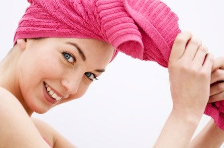 Nên dùng khăn thấm nhẹ cho khô tóc, tránh chà xát