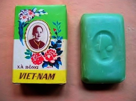 1. Xà bông Cô Ba: Năm 1932, ông Trương Văn Bền thương gia nổi tiếng Nam Kỳ mở nhà máy làm xà bông lấy tên là xà bông Việt Nam. Ông đã dùng hình ảnh 