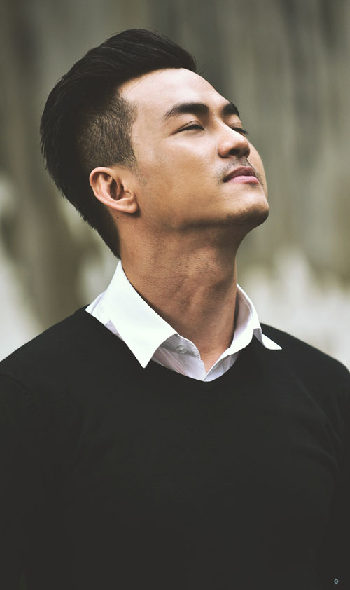 Với sự kết hợp v&ocirc; c&ugrave;ng đơn giản của sơ mi, quần jeans v&agrave; &aacute;o dệt kim cổ tim mang đến phong c&aacute;ch đơn giản, hợp m&ugrave;a v&agrave; kh&ocirc;ng k&eacute;m phần ấn tượng cho nam giới.