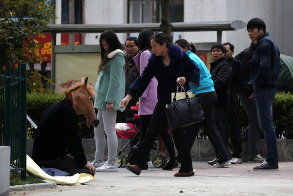 A female passer-by gives Chen some money on Shouchun Road in Hefei, capital city of East China&apos;s Anhui province on Monday.