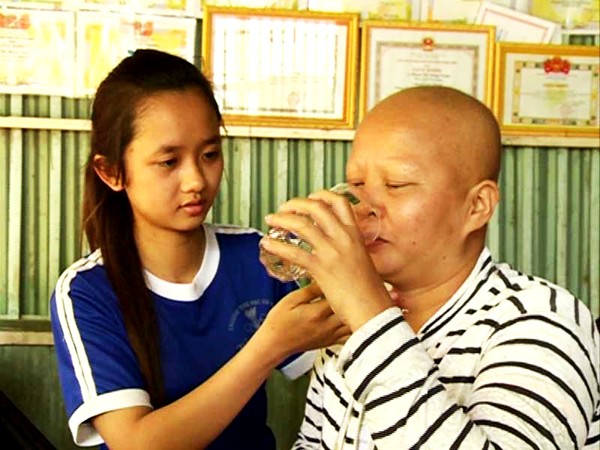 Nữ sinh hái ớt chữa bệnh cho mẹ