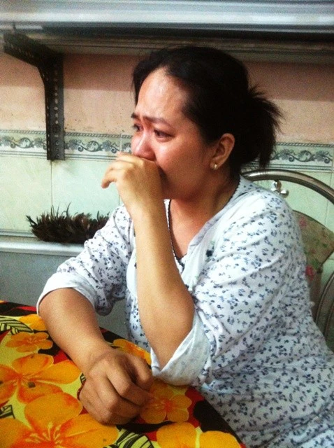 Vợ nạn nhân khóc khi kể về chuyện chồng thiếu nợ do cá độ bóng đá. Ảnh Minh Anh