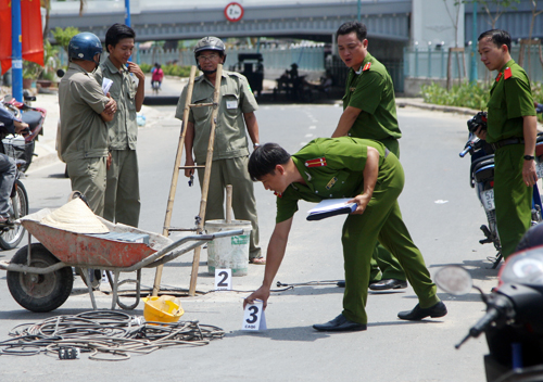 Công an có mặt khám nghiệm hiện trường. Ảnh: An Nhơn