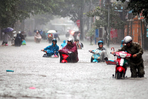 Nhìn lại trận lụt lịch sử năm 2008 tại Hà Nội - Ảnh 3