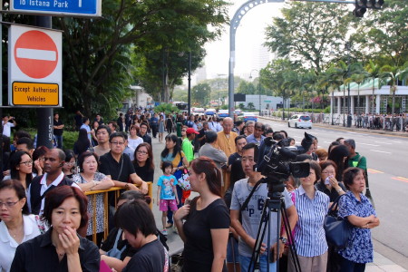 Người dân và phóng viên tập trung đông nhất trước tòa nhà Quốc hội