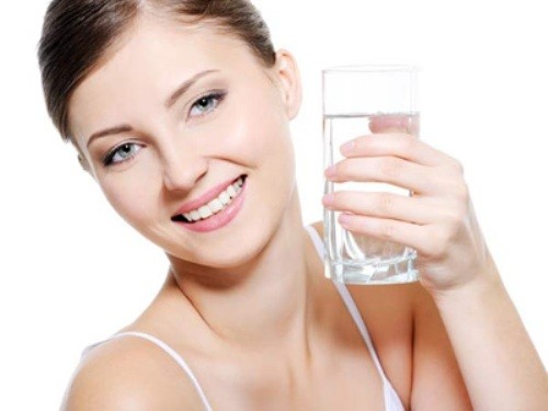 2. Nước: Nước là biện pháp hàng đầu giúp làm sạch và loại bỏ các độc tố ra khỏi cơ thể con người. Uống nhiều nước trong suốt cả ngày giúp da bạn thanh lọc và cơ thể thoải mái, sảng khoái hơn. Lưu ý rằng nước tinh khiết tốt hơn nhiều so với bất kỳ đồ uống nào khác.