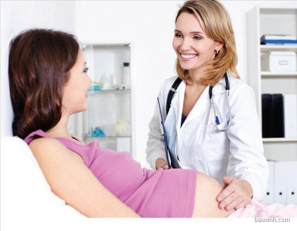 Thai phụ cần phải siêu âm theo chỉ định để được xác định nên sinh mổ hay sinh thường để tránh việc xuất huyết quá mức gây nguy hiểm cho tính mạng của cả bà mẹ và thai nhi