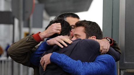 Người thân các hành khách an ủi nhau tại sân bay Barcelona.