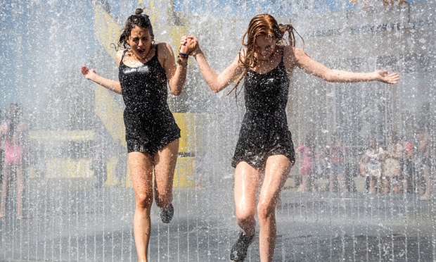 Để cơ thể ướt đẫm trong một đài phun nước bên ngoài Trung tâm Southbank ở trung tâm London, Anh.