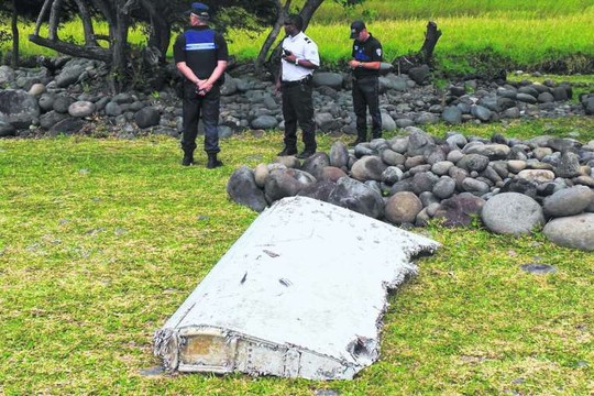 Mảnh cánh phụ tìm thấy trên đảo Reunion, Pháp. Ảnh: Reuters