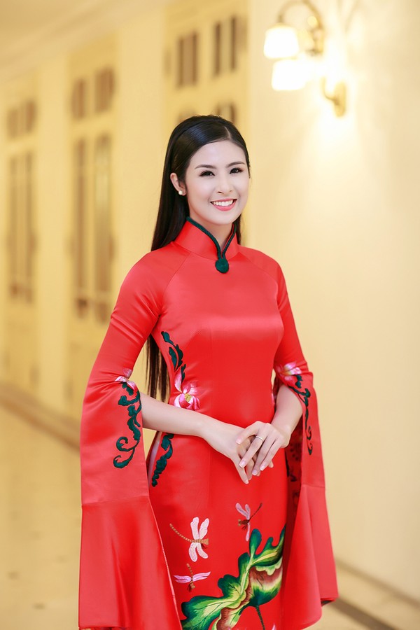 Hoa hậu Ngọc Hân trong một thiết kế áo dài cách điệu (ảnh Chí Linh)