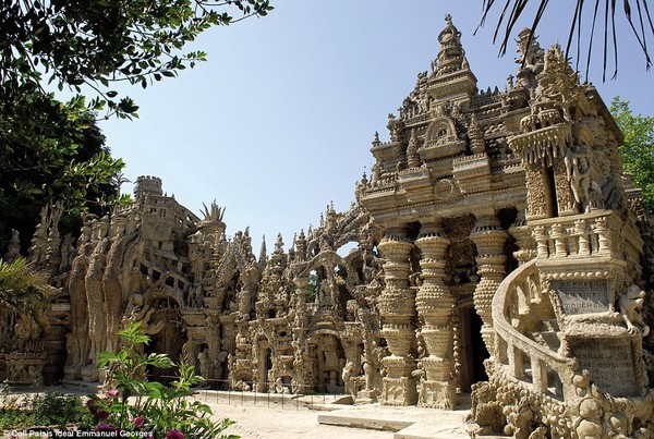 Ferdinand Cheval nghỉ học từ khi mới 13 tuổi để học nghề làm bánh, tuy nhiên sau đó, ông trở thành người đưa thư tại khu vực Hauterives. Ý tưởng xây dựng tòa lâu đài Palais Ideal được bắt đầu khi ông vô tình vấp phải hòn đá có hình thù kỳ dị. Lúc ấy, ông đã ngoài 30 tuổi. Sau đó, ông Ferdinand Cheval đã viết trong cuốn nhật ký của mình &quot;Tôi mơ ước xây dựng được 1 cung điện, 1 tòa lâu đài hay những hang đá lớn. Tôi không nói điều này với ai cả vì sợ rằng sẽ bị nhạo báng. Ngay cả tôi còn thấy bản thân mình thật nực cười&quot;.