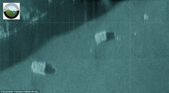 Hai vật thể có hình dạng chiếc hộp dưới đáy biển. Ảnh: Australian Transport Safety Bureau