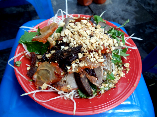 Hồ Hoàn Kiếm- Nộm bò khô Dài chỉ 52m, tên gọi của con phố ngắn nhất Hà Nội này gợi cảm giác vừa quen vừa lạ, nổi tiếng với món nộm bò khô rất đông khách mỗi chiều. Đĩa nộm bò khô ở đây gồm đu đủ xanh nạo nhỏ, thịt bò khô cắt miếng, rau thơm, lạc rang, còn có thêm thịt quay thái mỏng và vài miếng mề quay. Khi ăn mới trộn đều các nguyên liệu cho thấm vừa gia vị. Ảnh 3: Ngoài nộm bò khô với giá 35.000đ/đĩa. Ảnh: Diệu Huyền