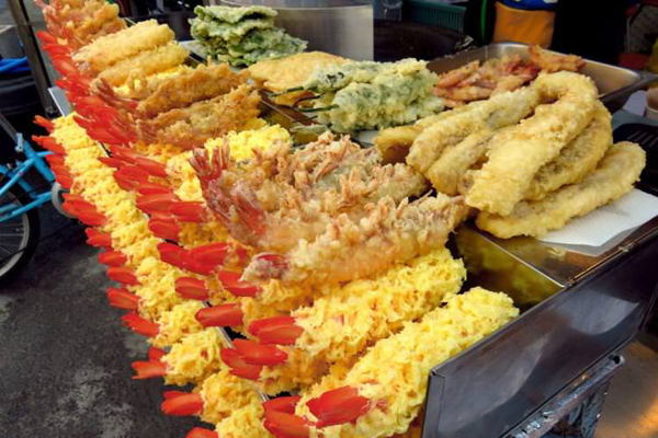 Tempura kiểu Hàn rất phong phú, từ rau củ tới tôm, hải sản.