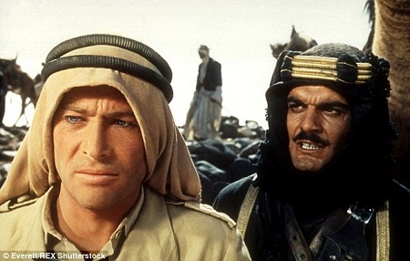 Trên phim trường “Lawrence xứ Ả Rập” (1962) cùng nam diễn
viên Peter O’Toole (trái).