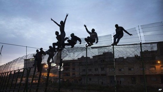 Hàng nghìn người trèo hàng rào nhập cư trái phép sáng vào 2 thành phố Ceuta và Melilla hằng năm.
