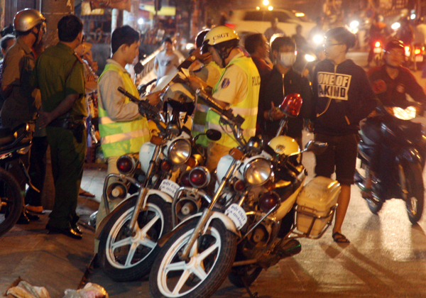 Cảnh sát giao thông, cảnh sát 113, công an được huy động phong tỏa các con hẻm quanh hiện trường ở đường Hưng Phú và Phạm Hùng để truy lùng nghi can. Sự việc khiến hàng trăm người dân nhốn nháo, không dám ở trong nhà vì sợ nghi can giết người xông vào.