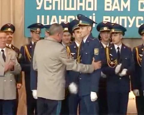 Viên phi công trẻ mới gần 30 tuổi, từng học ở trường Không quân Kharkiv và đã được tổng thống Poroshenko trao huân chương Dũng cảm. (Nguồn: DM)