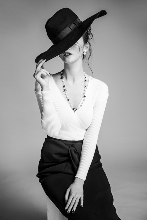 Trong bộ ảnh thời trang mới, Khánh My chọn tông màu trắng đen cùng phong cách cổ điển để xây dựng hình ảnh của một cô nàng quyến rũ và không kém phần gợi cảm.