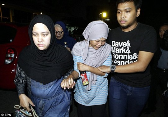 Người thân các nạn nhân chờ tin ở văn phòng chính của hãng Trigana Air ở thủ đô Jakarta - Indonesia. Ảnh: EPA