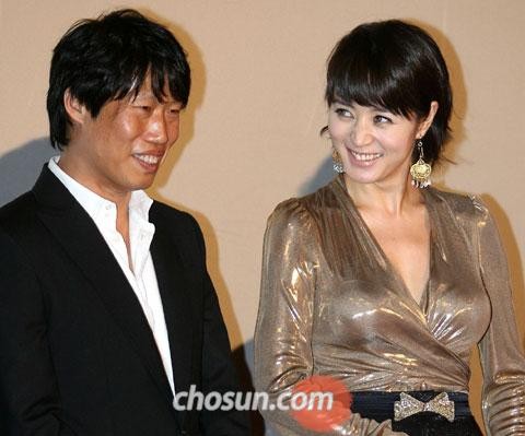Diễn viên Thành thật với tình yêu - Kim Hye Soo từng có giai đoạn công khai hẹn hò Yooo Hae Jin. Yoo là diễn viên không nổi tiếng, sở hữu gương mặt xấu điển hình với hàm răng hô và mắt bé. Họ gặp nhau trên phim trường Kick the moon và chính thức hẹn hò năm 2006. Hoàn toàn đối lập, Kim Hye Soo được đánh giá là mỹ nhân gợi cảm không tuổi của làng giải trí Hàn. 