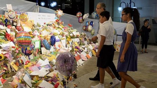 Người dân có mặt tại Bệnh viện đa khoa Singapore sau khi hay tin ông Lý Quang Diệu qua đời. Ảnh: The Straits Times