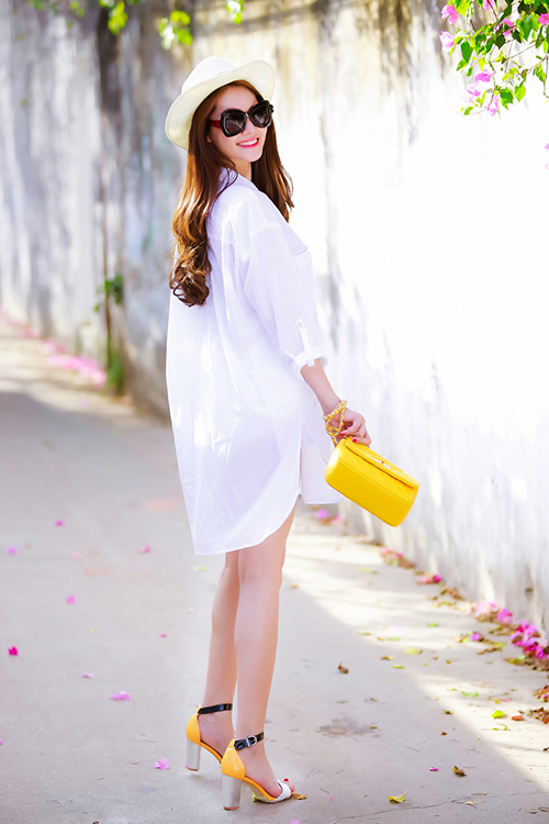 Các mẫu váy sơ mi, sơ mi phom dáng rộng được rất nhiều người đẹp Việt yêu thích ở mùa hè năm nay, trong đó có thể kể đến phong cách trẻ trung và năng động của Linh Chi.