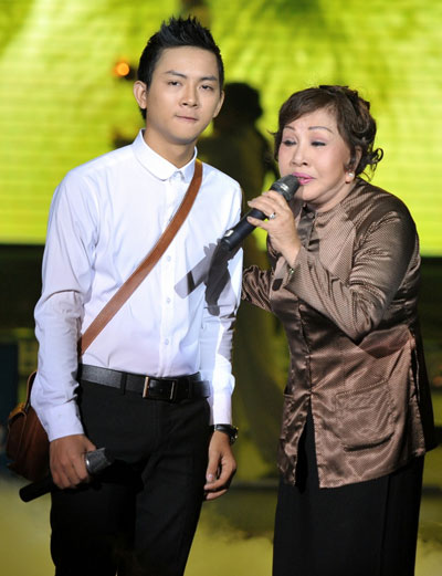 Ca khúc Lòng mẹ của nhạc sĩ Y Vân do nghệ sĩ cải lương Hồng Nga và ca sĩ trẻ Hoài Lâm thể hiện dầy da diết.
