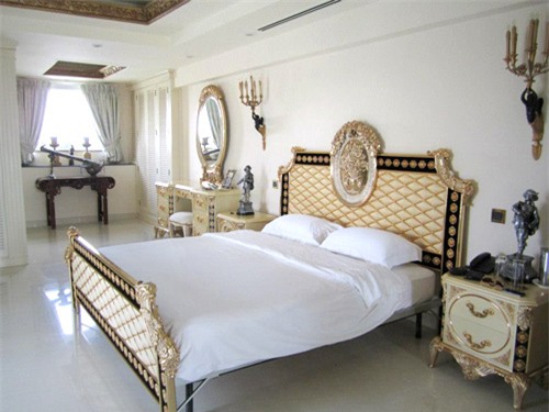 Phòng ngủ chỉ với 2 màu trắng - vàng làm chủ đạo nhưng được làm nổi bật bởi những hoạ tiết cầu kỳ trên từng vật dụng được bố trí trong phòng.