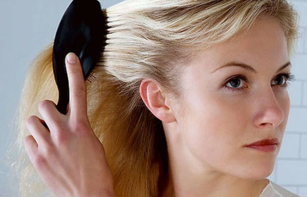 3. Cẩn thận hơn với mái tóc: Bạn không thể mong đợi để có mái tóc tốt nếu bạn không biết cách chăm sóc nó. Để mái tóc mềm mại, nên hạn chế chải tóc theo kiểu giật tóc rối, cột tóc quá chặt, hay uốn giả tóc nhiều lần… Đây là các tác nhân gây hại nhanh nhất đến mái tóc của bạn. Nên chải tóc nhẹ nhàng và đúng cách để tránh tóc bị rụng quá nhiều, gây ảnh hưởng tới mái tóc. Việc uốn, nhuộm tóc quá nhiều cũng cần hạn chế để tránh gây nên tình trạng tóc yếu và dễ gãy.
