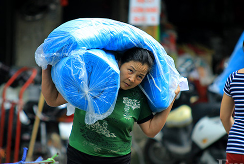 Người Hà Nội vật vã trong nắng nóng đầu hè - 12