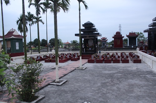 Khu vực phần mộ họ Nguyễn, 37 bát nhang đều bị đập hết