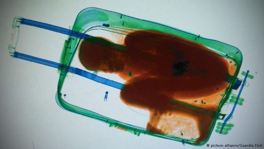 Hình ảnh cậu bé trốn trong vali bị máy quét an ninh phát hiện. Ảnh: DW