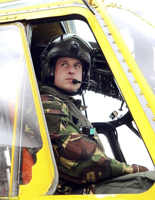 Hoàng tử Anh William bắt đầu công việc mới như một phi công trực thăng cứu thương. Ảnh: Reuters