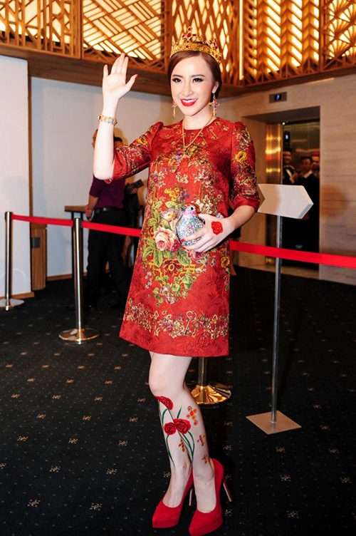 Sử dụng mẫu váy thiết kế đẹp mắt của thương hiệu Dolce & Gabbana nhưng Angela Phương Trinh thể hiện sự kém kinh tế với cách  tô điểm cho đôi chân với họa tiết hoa lá
