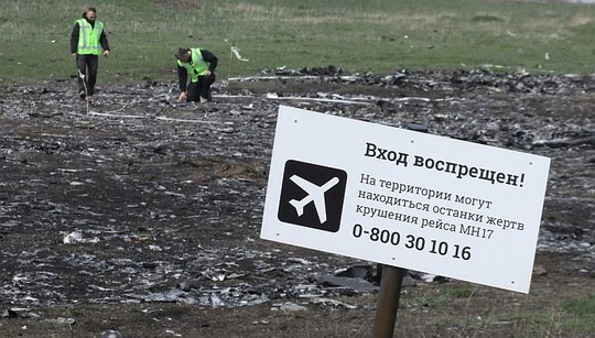 Hiện trường vụ rơi máy bay ở miền Đông Ukraine. Ảnh: Reuters