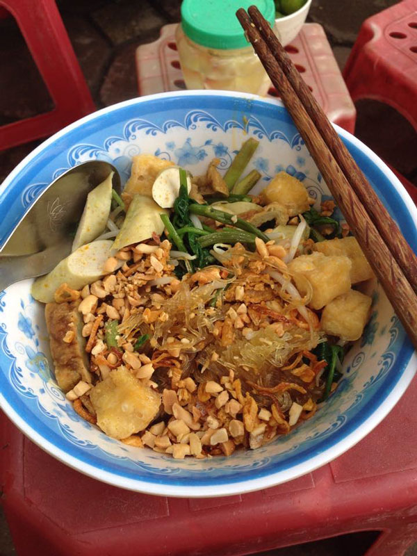 chàng trai bán bún, cử nhân