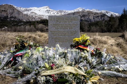 Tưởng niệm các nạn nhân xấu số trên chuyến bay Germanwings 4U9525. Ảnh: Mirror